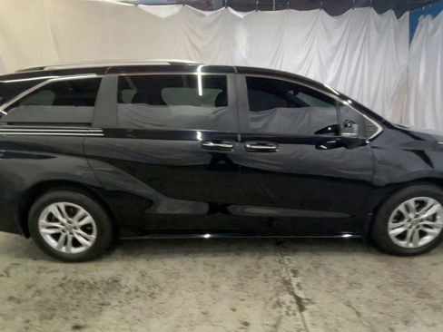 Used 2022 Toyota Sienna Limited image 9