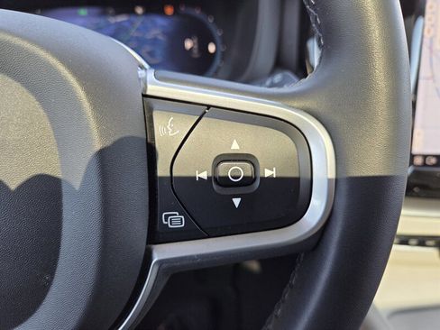 Used 2022 Volvo XC60 B5 Momentum image 15