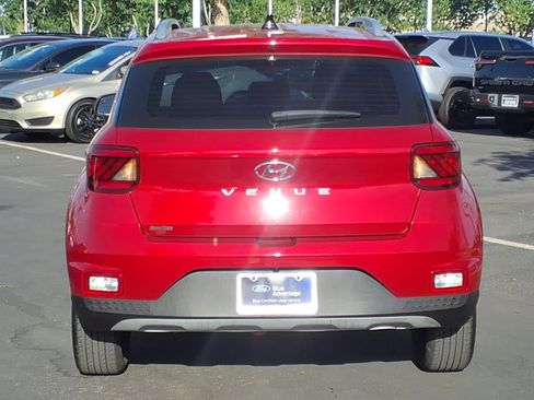 Used 2022 Hyundai Venue Limited FWD image 5