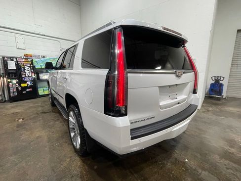 Used 2016 Cadillac Escalade Luxury image 3