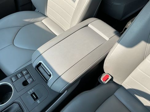 Used 2023 Toyota Highlander XLE FWD image 31