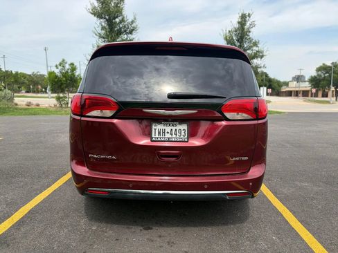 Used 2017 Chrysler Pacifica Limited w/ UConnect Theater Package FWD image 3