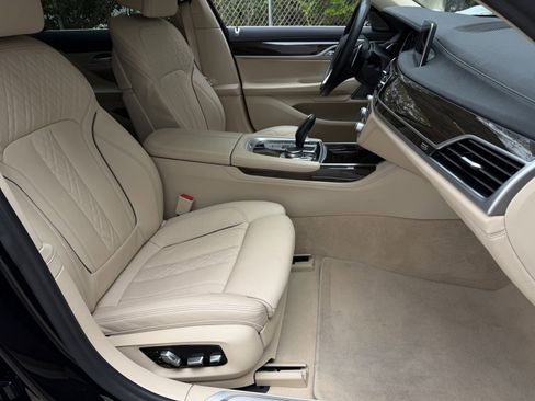 Used 2019 BMW 750i image 21