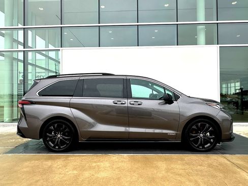 Used 2021 Toyota Sienna XSE FWD image 3
