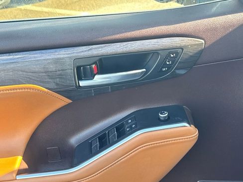 Used 2021 Toyota Highlander Platinum image 41