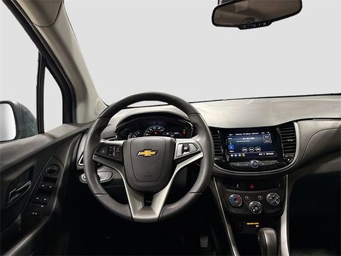 Used 2022 Chevrolet Trax LT w/ LT Convenience Package image 22