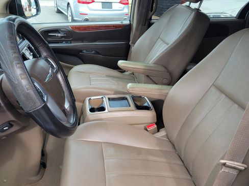 Used 2013 Chrysler Town & Country Touring-L w/ Driver Convenience Group image 17