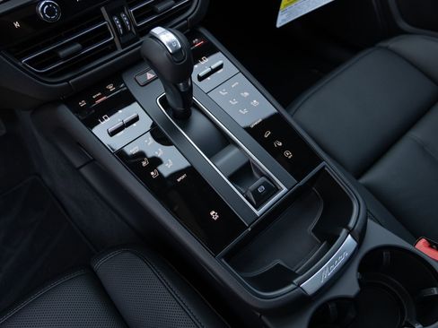 Certified 2026 Porsche Macan AWD/4WD image 27