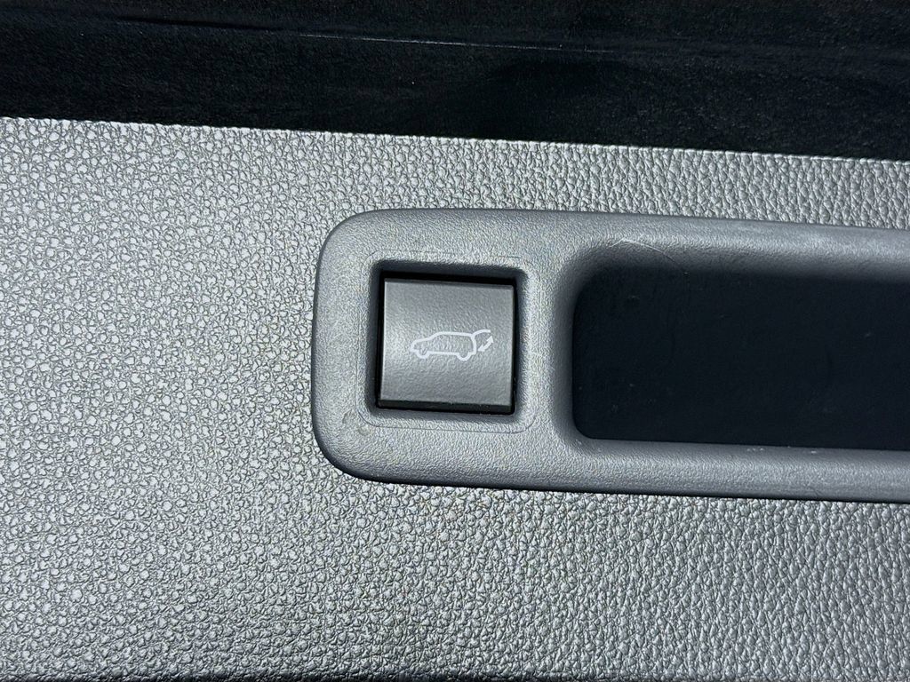 Used 2023 Toyota Highlander XSE AWD/4WD image 30