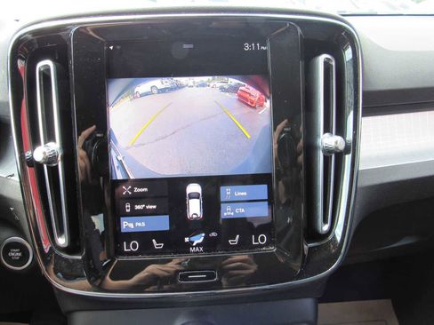 Used 2021 Volvo XC40 T5 Momentum image 18