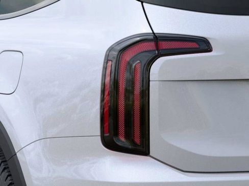 Used 2025 Kia Telluride AWD image 11