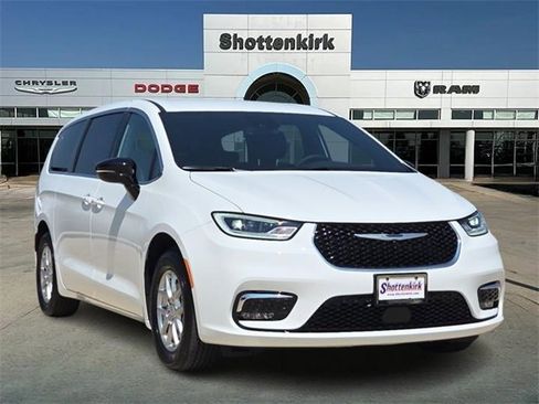 New 2026 Chrysler Pacifica Select image 1