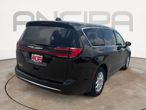 Used 2023 Chrysler Pacifica Touring-L FWD image 12