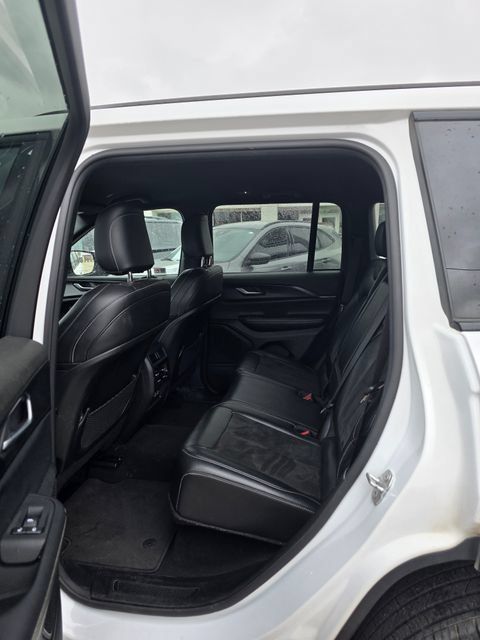 Used 2024 Jeep Grand Cherokee Altitude AWD/4WD image 12