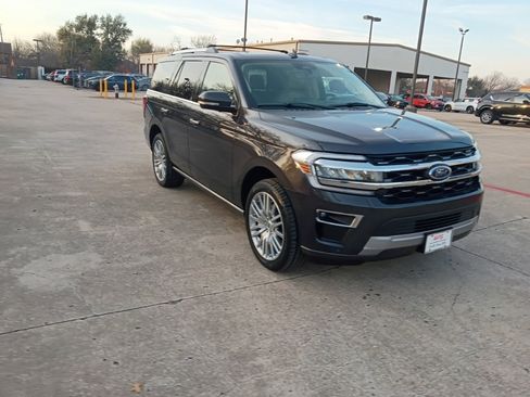 Used 2024 Ford Expedition Limited image 3