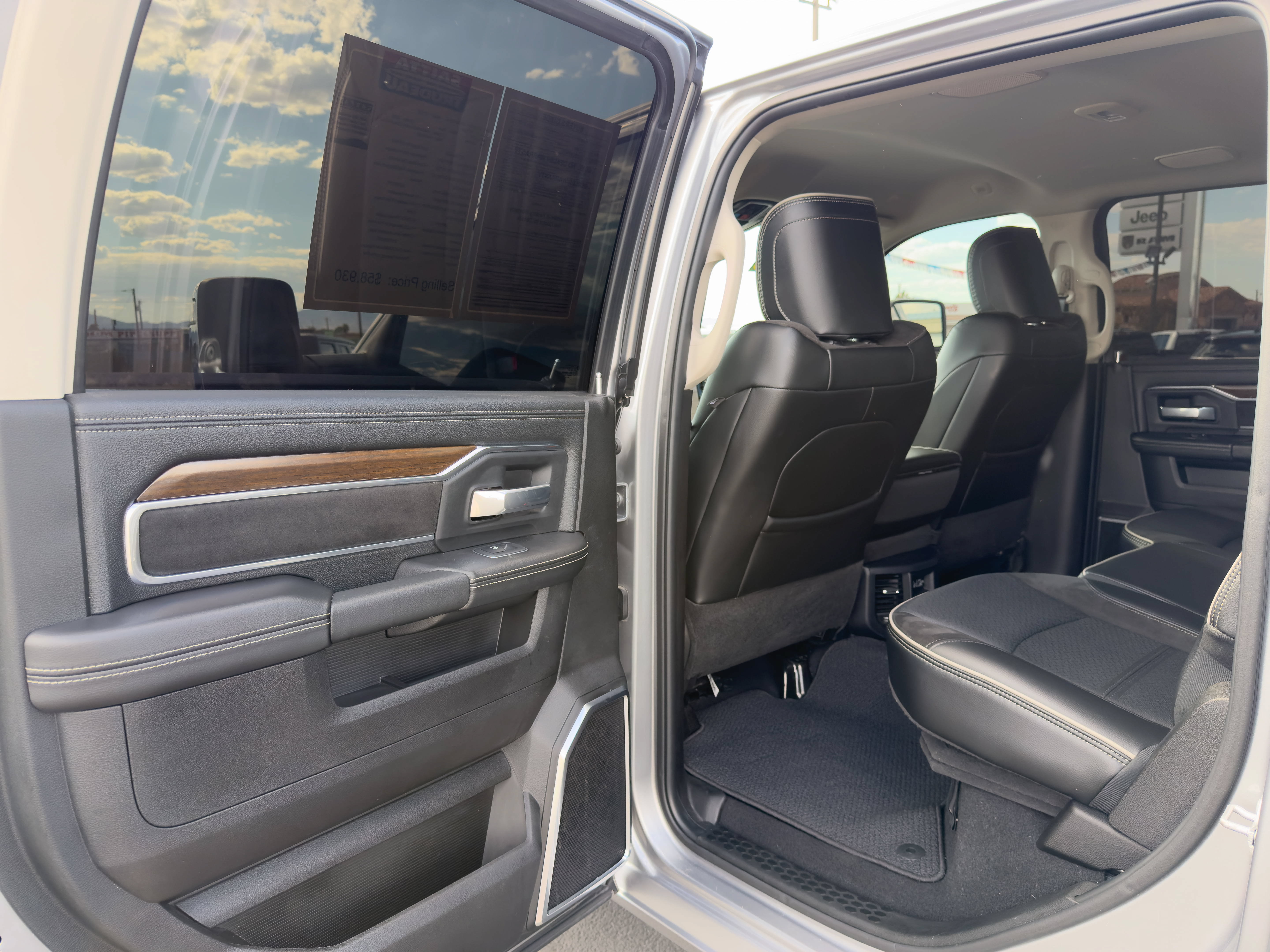 Used 2024 RAM 2500 Laramie AWD/4WD image 12