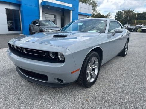 Used 2022 Dodge Challenger SXT image 3