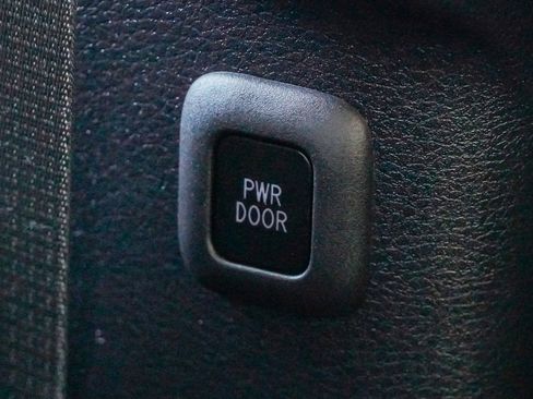 Used 2025 Toyota Sienna XLE image 42