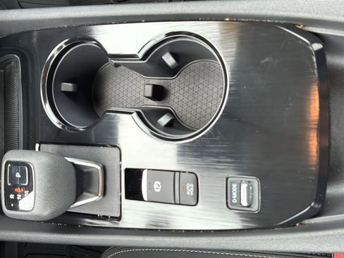 Used 2024 Nissan Rogue S image 23