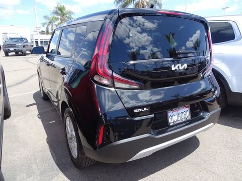 Used 2023 Kia Soul LX w/ LX Technology Package FWD image 2