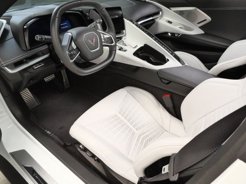Used 2022 Chevrolet Corvette Stingray Preferred Conv w/ Z51 Performance Package RWD image 2