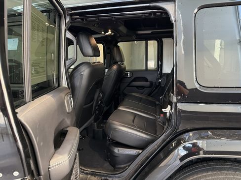 Used 2023 Jeep Wrangler Sahara image 34