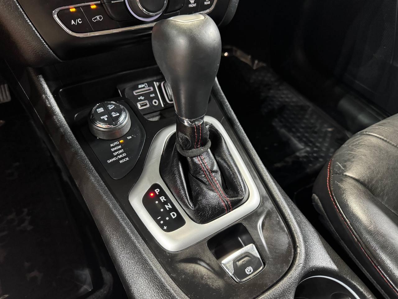 Used 2016 Jeep Cherokee Trailhawk w/ Leather Interior Group AWD/4WD image 27