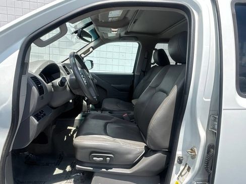 Used 2017 Nissan Frontier SL w/ Moonroof Package AWD/4WD image 3