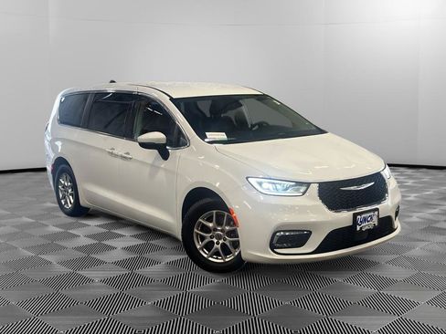 Used 2023 Chrysler Pacifica Touring-L FWD image 5