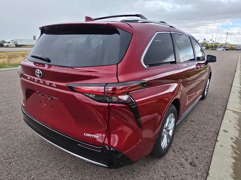 Used 2026 Toyota Sienna Limited image 5