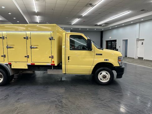 Used 2022 Ford E-450 and Econoline 450 Super Duty image 4