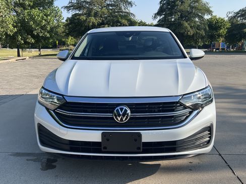 Used 2024 Volkswagen Jetta SE FWD image 3