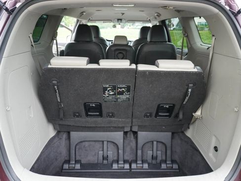 Used 2018 Kia Sedona LX w/ LX Essentials Premium Package FWD image 32