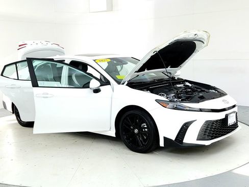 Used 2025 Toyota Camry Hybrid FWD image 12