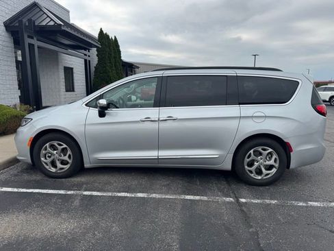 Used 2023 Chrysler Pacifica Limited FWD image 9