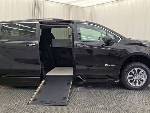 Used 2026 Toyota Sienna XLE FWD image 6