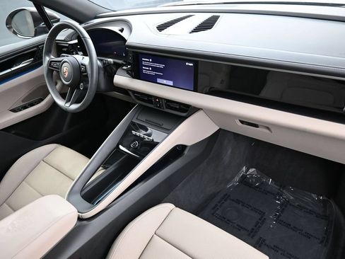 Certified 2025 Porsche Macan 4S Electric AWD/4WD image 31