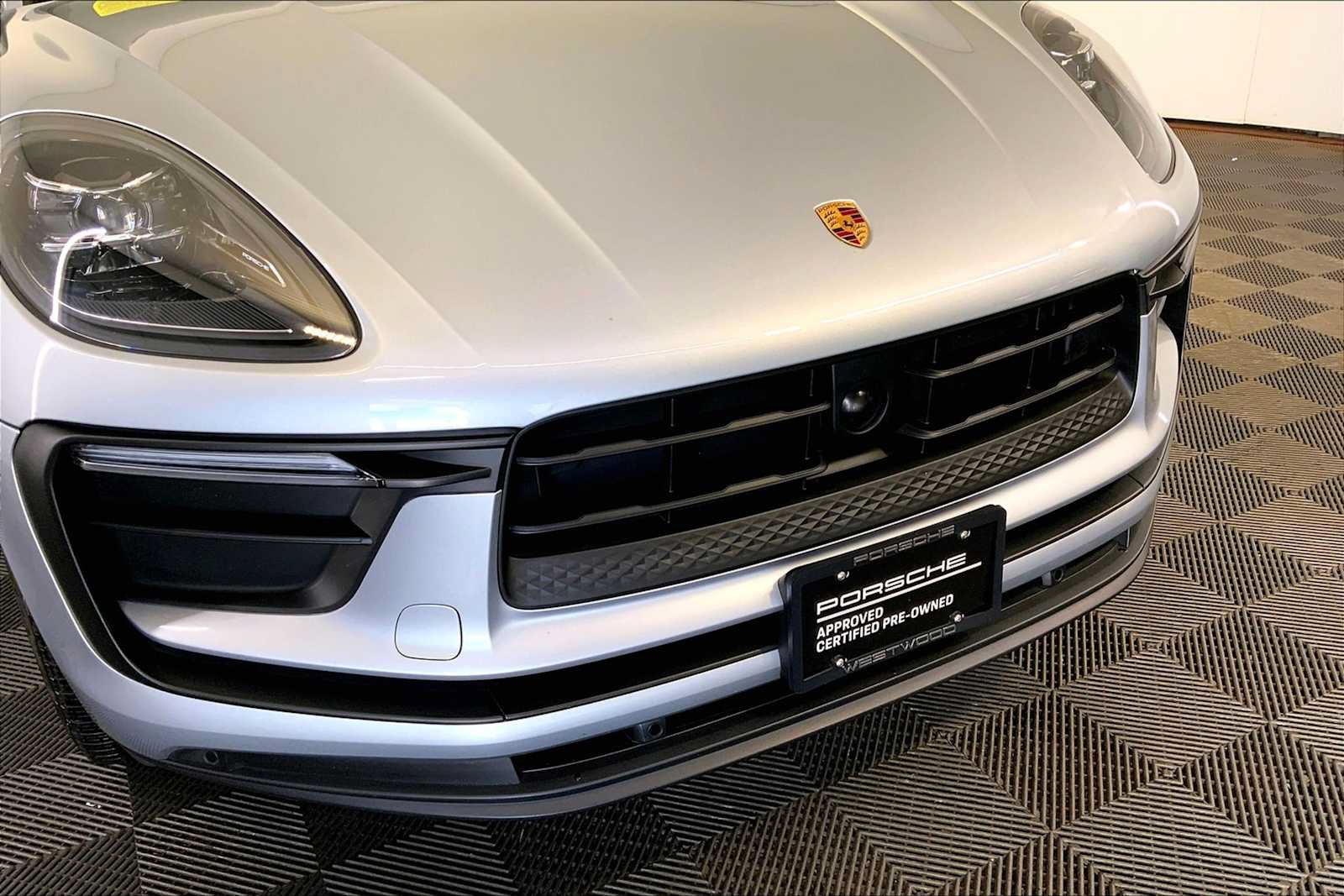 Certified 2023 Porsche Macan AWD/4WD image 34
