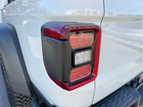 Used 2025 Jeep Gladiator Rubicon w/ Convenience Group AWD/4WD image 21