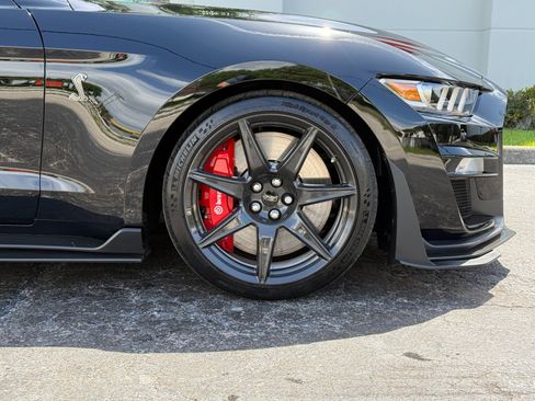 Used 2022 Ford Mustang Shelby GT500 w/ Carbon Fiber Track Pack RWD image 3