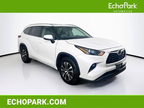 Used 2024 Toyota Highlander XLE image 1
