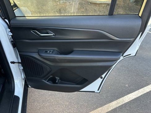 New 2025 Jeep Grand Cherokee L Laredo image 16