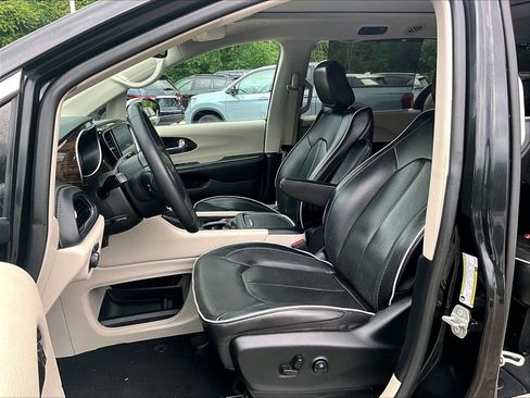 Used 2023 Chrysler Pacifica Limited FWD image 10