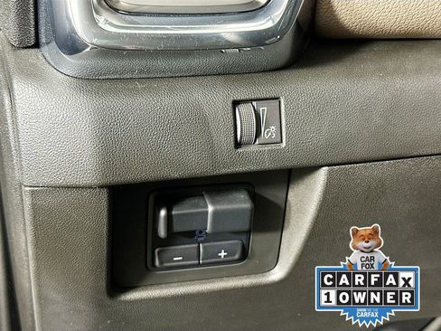 Used 2023 GMC Canyon Denali image 11