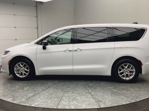 Used 2024 Chrysler Pacifica Touring-L image 36