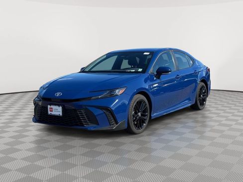 Used 2025 Toyota Camry SE AWD/4WD image 3