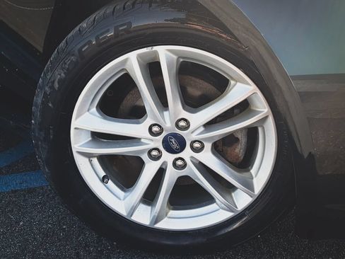 Used 2018 Ford Fusion SE FWD image 2