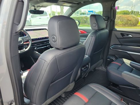 Used 2024 Chevrolet Traverse RS FWD image 11