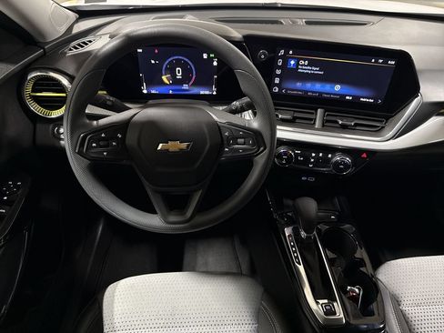 Used 2025 Chevrolet Trax LT FWD image 11