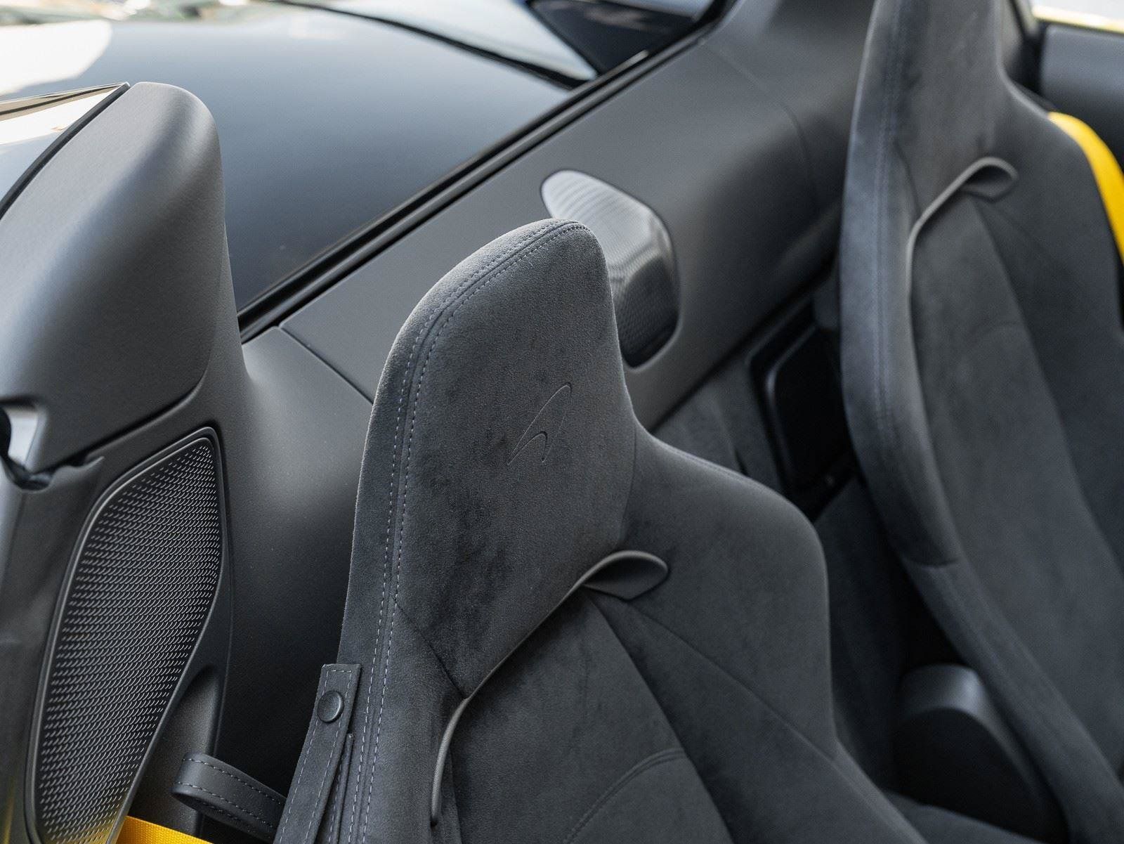 Used 2025 McLaren Artura Spider RWD image 19